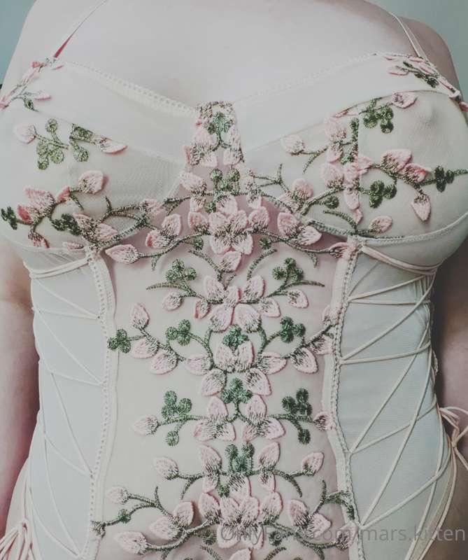 Trying on some new outfits today. I'm in love with this one ..