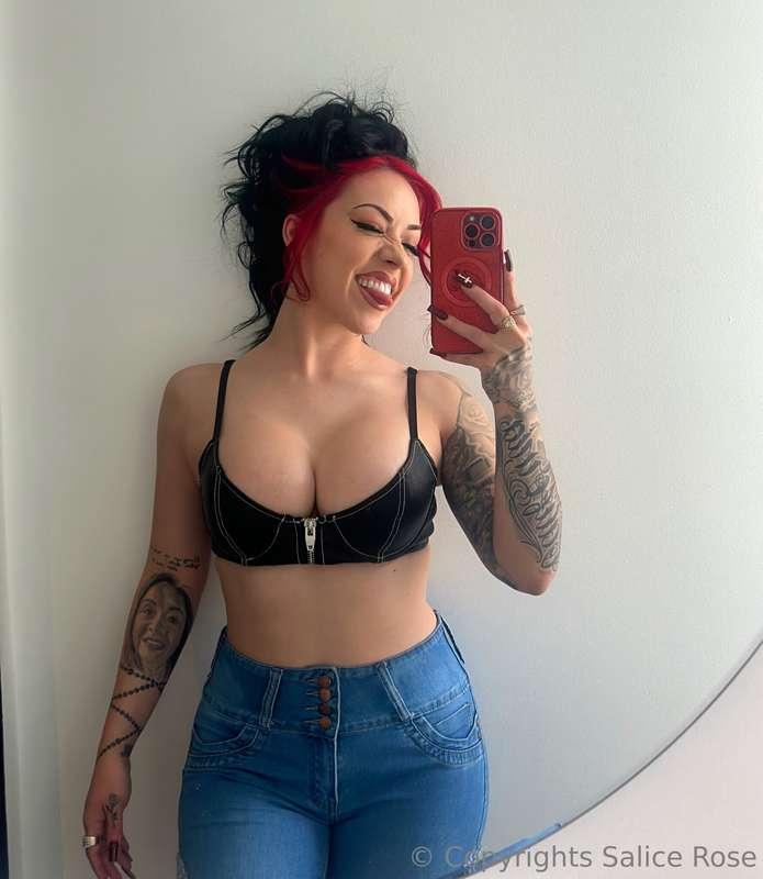 HI KINGS!!😈 WHO WANTS TO SEXT??👀 DM me if you have the 💰💰 to..