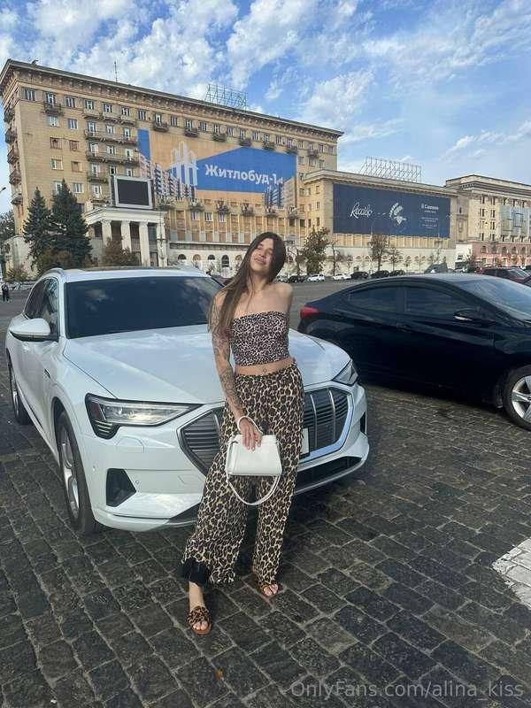 😋 Saw a picture in my gallery next to this car 😅💋I think thi..