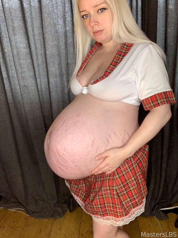 Do you like my outfit?

#pregnant #pregnancy #pregnant, #belly #blonde #milf #mommy #mom #bigtits #fyp
