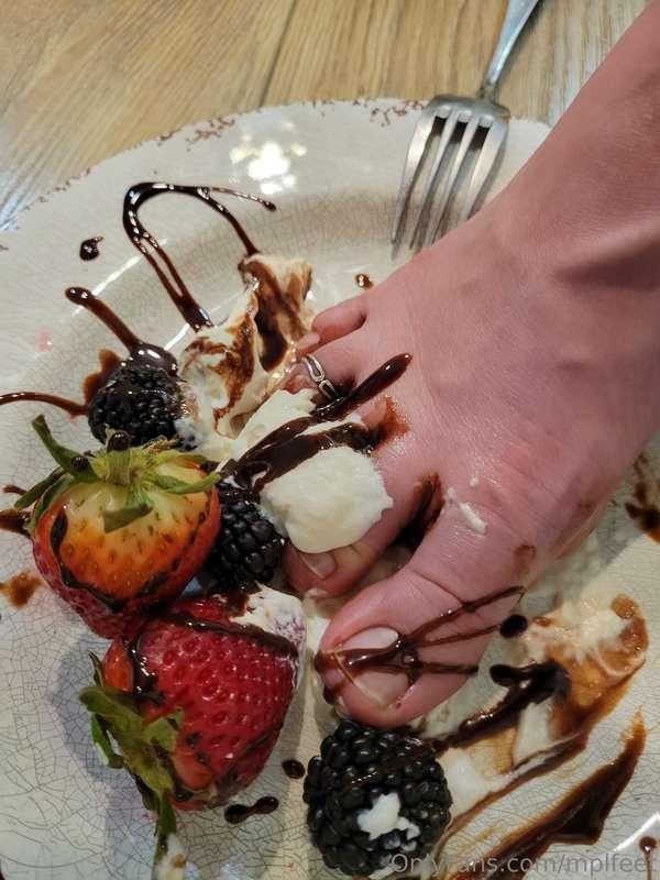 Mmmm Toes😋🍓🫐🤤Unlock to see them eaten!