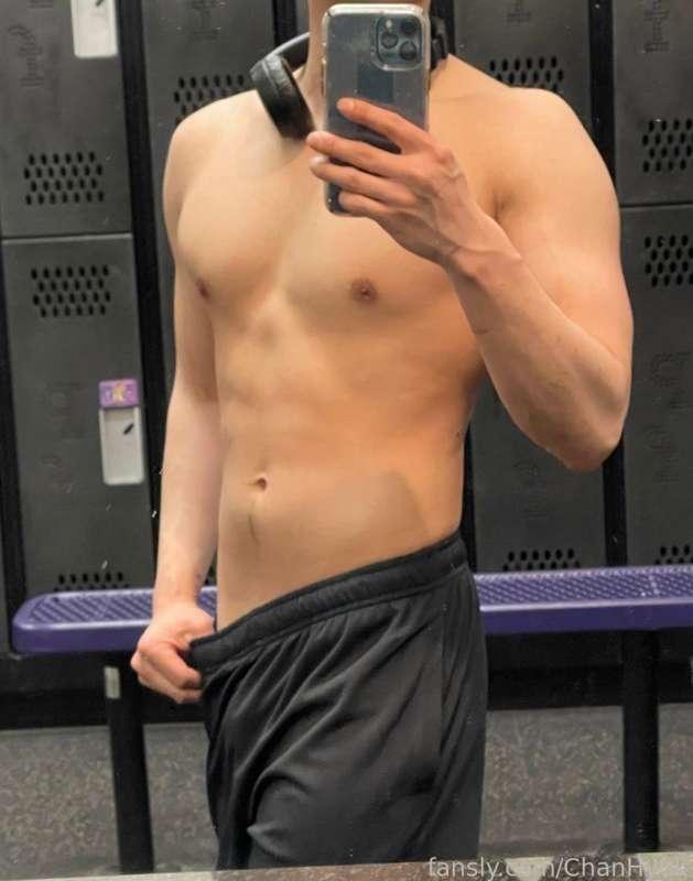 Late night workout. Wanna join me? 🤤 