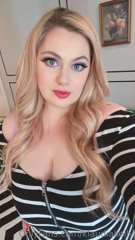Darker blonde hair 👱‍♀️ Keep or go back to platinum? Or go d..