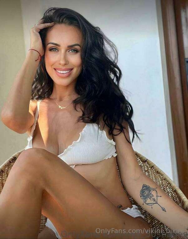 @ana_50shades  IS WET RIGHT NOW

FREE subscription ONLY NOW
..