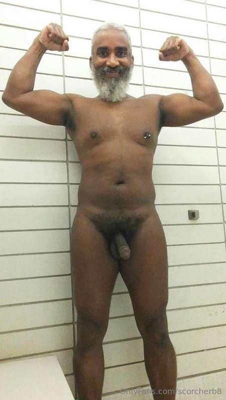 Flex Friday!  #beard #musculardaddy #gay #feet #gaycruising ..