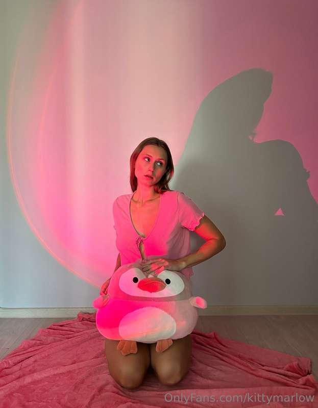 Pretty in pink… but don’t let the sweetness fool you💗💋