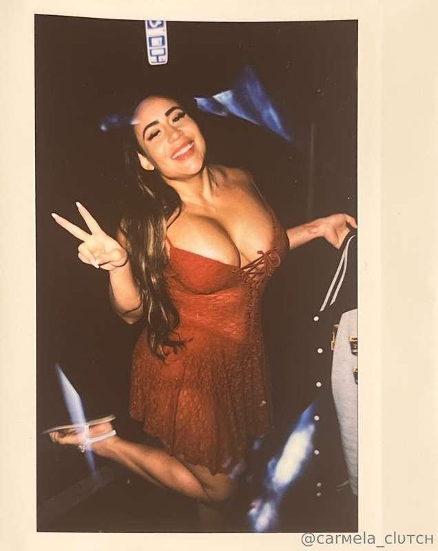 its not a peace sign, its a "im looking to do DP" hand signa..