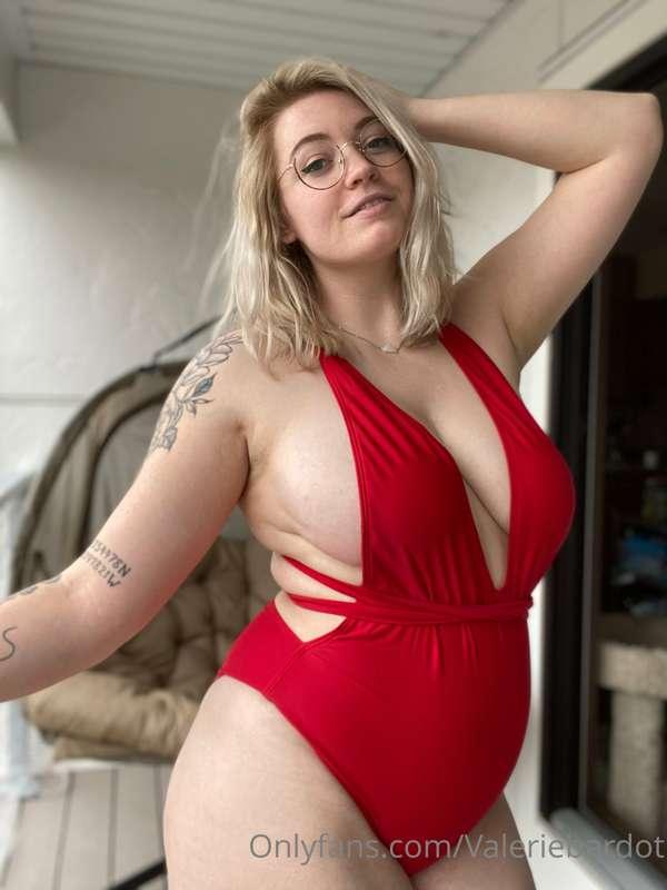 Feeling like a curvy swimsuit model 🔥