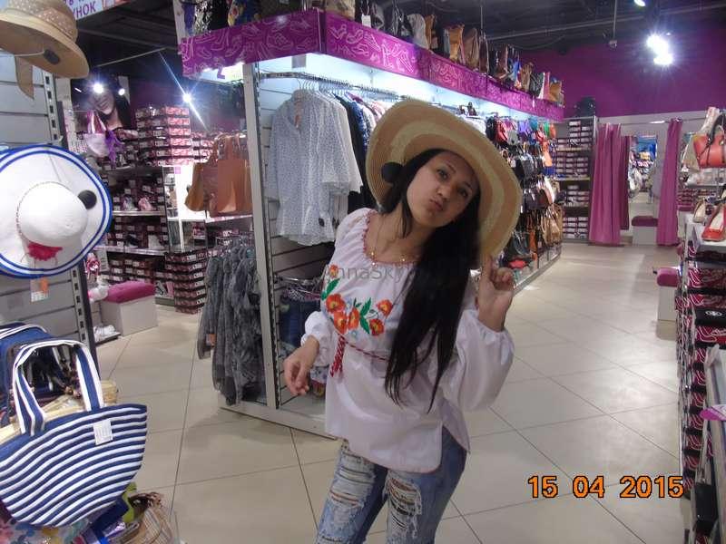 I was bored and decided to try on a hat, but I didn't buy it..