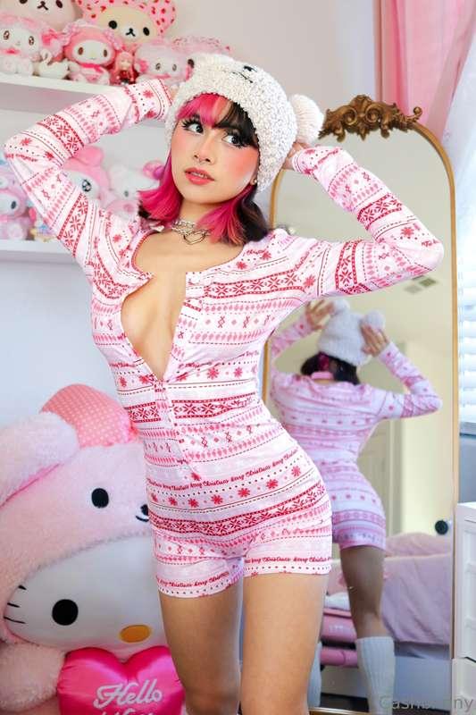 Oopsie my buttons came undone 💖