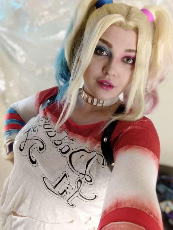 Harley Quinn selfie wave :3