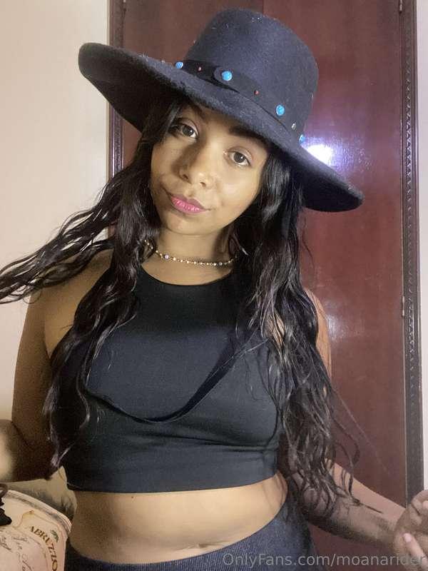 feeling pretty with my hat haha do you think i should wear o..