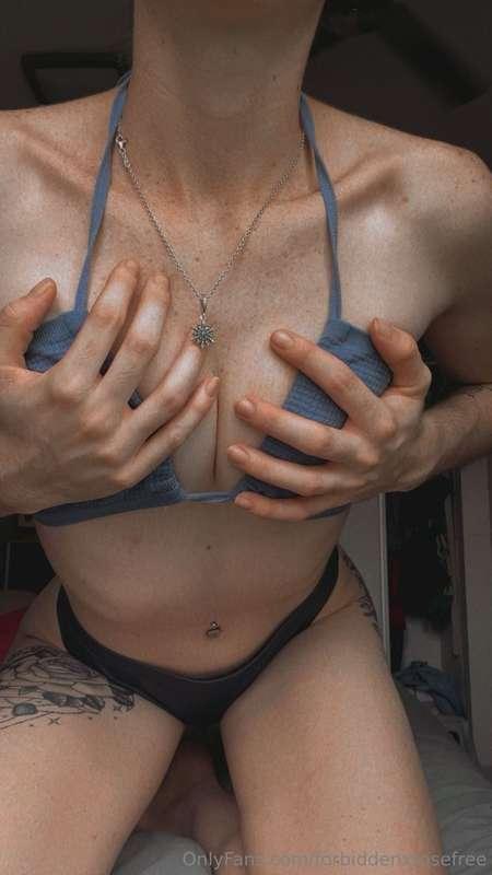 Good morning daddies 💦 Did you wake up hard for me? 🤭