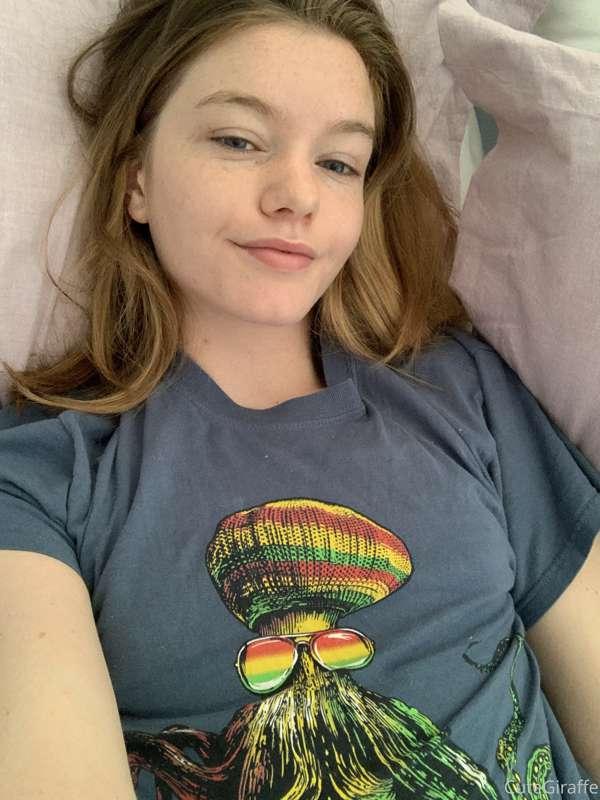 Quick little flash from this tired giraffe 🦒 like my shirt :..