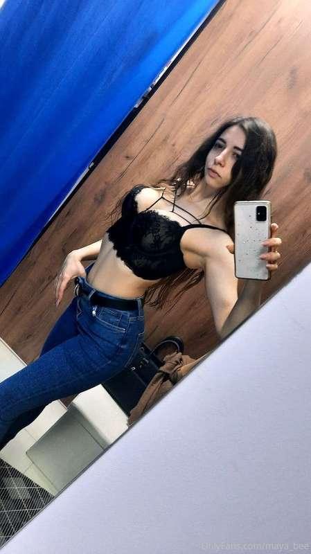 Like this girl in jeans? 💛💙💚💓