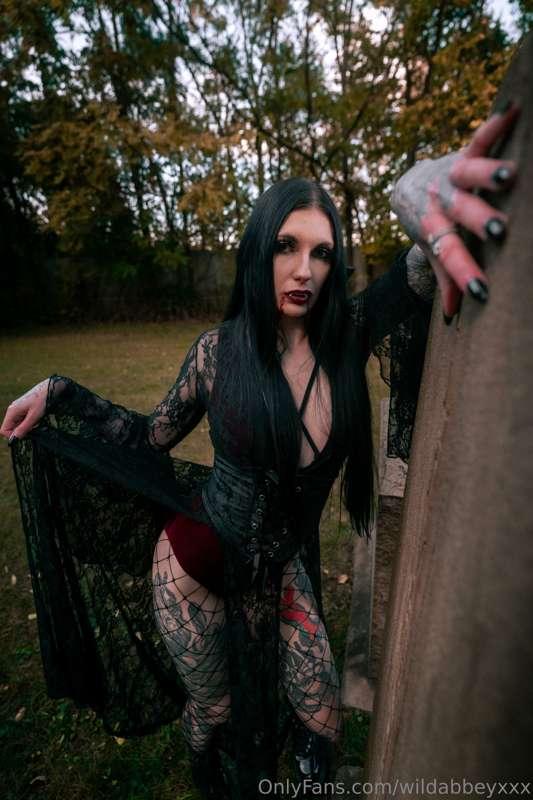 🧛🏻‍♀️🦇