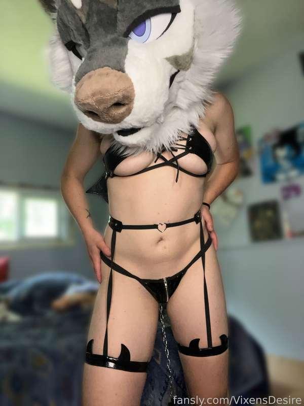 staring doesn't intimidate me, so do it all you want. 👀

#furry #murrsuit #lingerie #mask #athletic #slimthick 