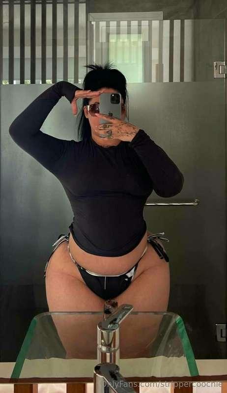 Do you love my curves daddy? 🖤