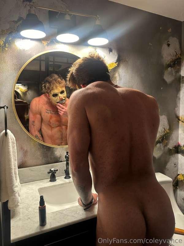 Happy Halloween check out the new sextape ;) 