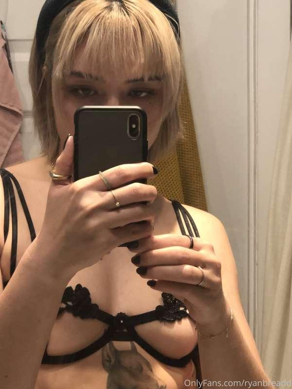 i'm online 🖤 bit.ly/breadroom

tags: livestream, fresh, ling..