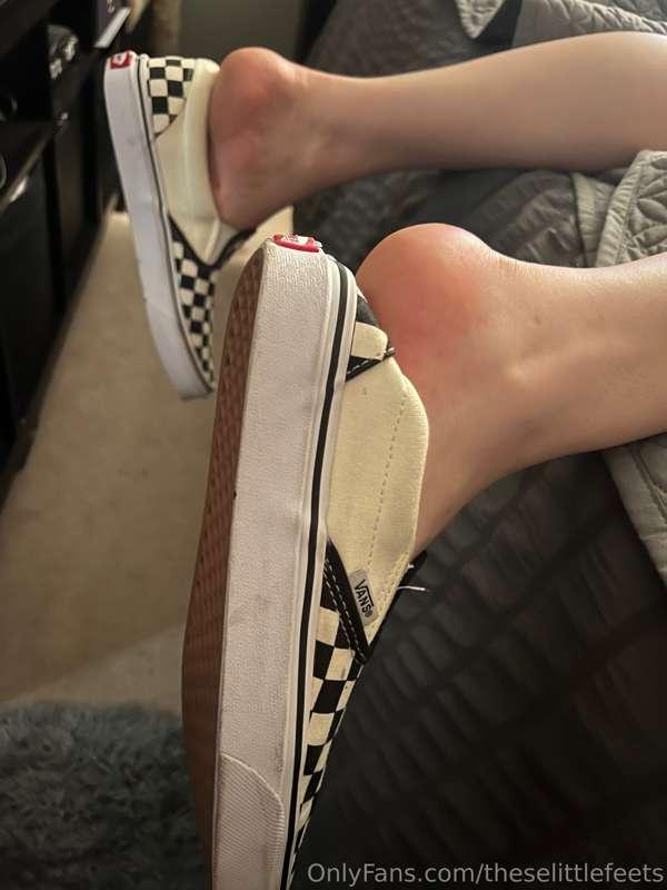 Do you like it when girls wear shoes without socks?