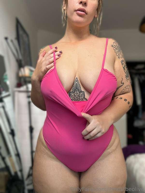 I got this new swimsuit today? Do y’all like it? 🫣💓