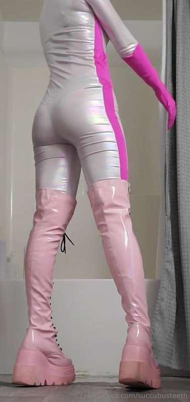 im working on a cosplay and holy shit my ass looks so good??..