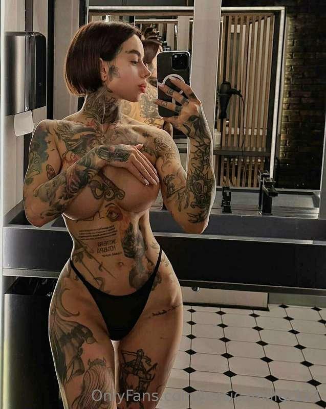@stephs_always_wet LUXURY SPORTS MODEL play with her pussy a..
