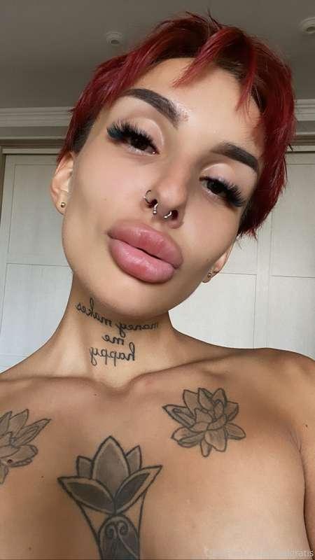 I'm so horney 😩🤤 why don't you CUM to my DMs and tell me all..