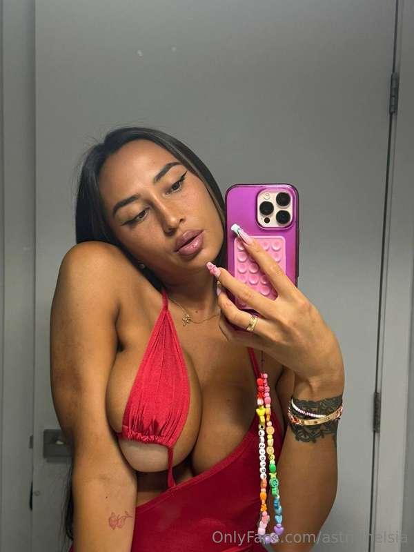😍tu voudrais caler quoi entre mes gros boobs ?🤭