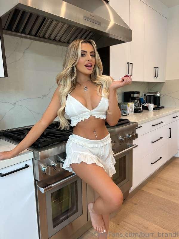 Serving looks and strawberries in the kitchen 🍓😈