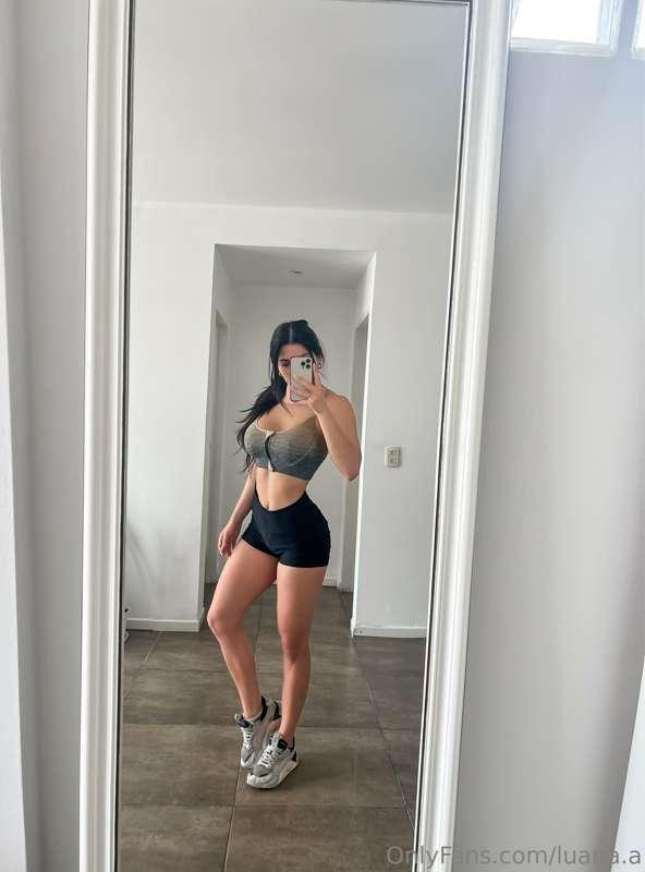 Hey, everybody 🔥 I'm doing a light cardio workout at home to..