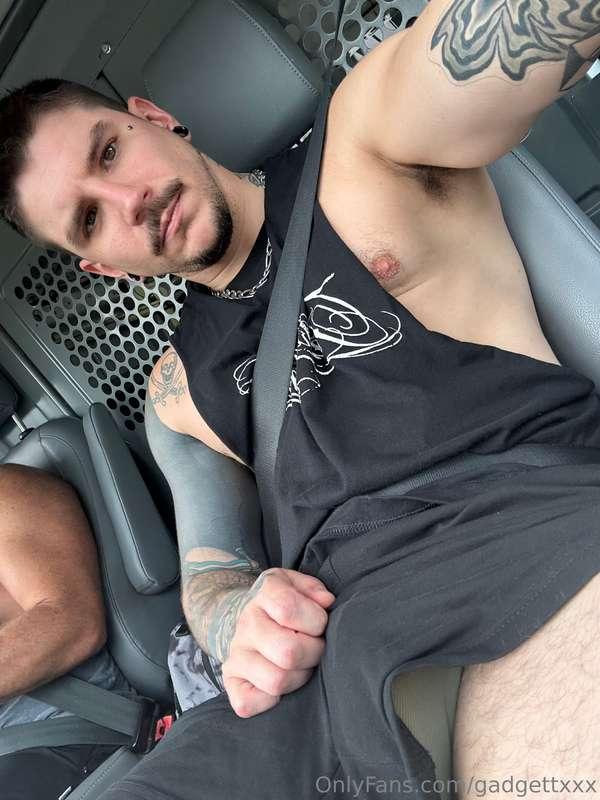 It’s so hot and sweaty outside today 🥵💦