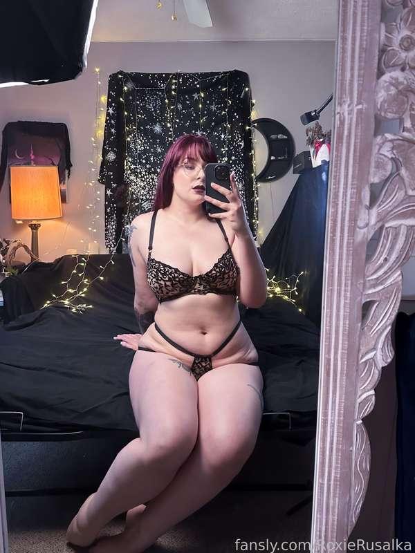 1. I'm going to stream tomorrow night at 9 pm and do some baking and chatting! If you tip I'll get naked &amp; play. 2. Swipe for pussy 🥰

#fyp #thick #thickthighs #curvy #lingerie #goth #altgirl