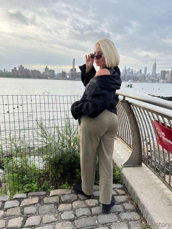 Can you take enough pictures in front of the NYC skyline? An..