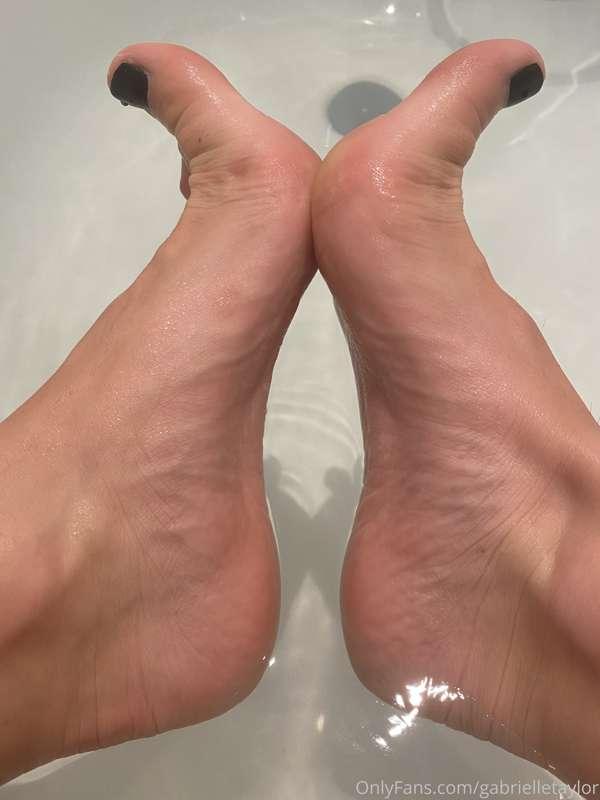 WHO WANTS TO INSERT THEMSELVES INSIDE MY ARCHES? 😋