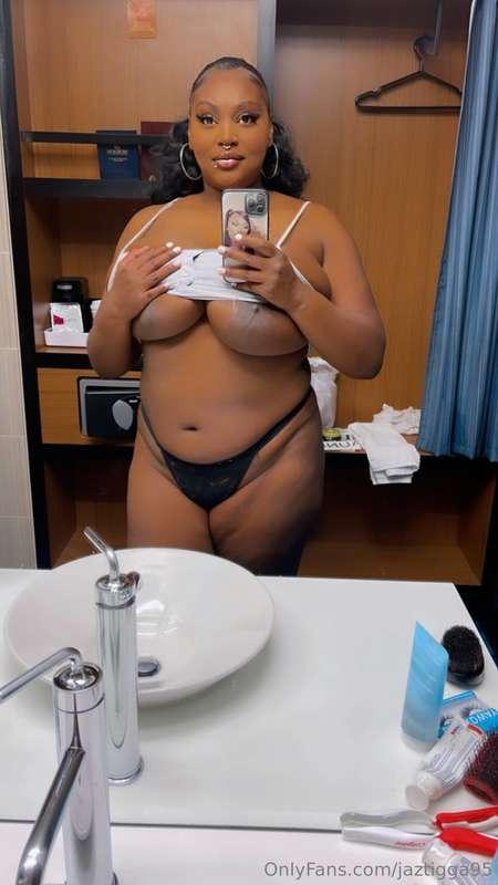 You up bae? Send me a cumshot😫