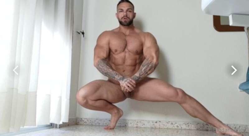 Wanna see my flexing show bro? DM Me! 😈