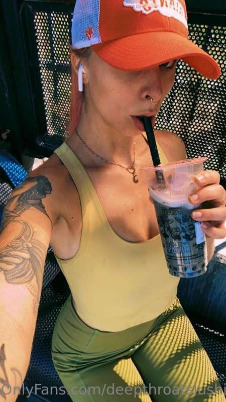 Who else is obsessed with boba?! 🙋‍♀️🧋 I love sucking on a s..