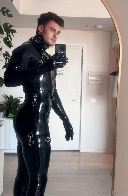Feeling myself in this outfit… but I bet I’d feel even bette..
