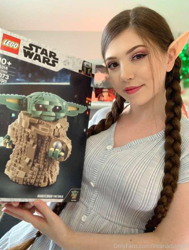 💙Hanging out and building Yoda! 
twitch.tv/lilcanadiangirl