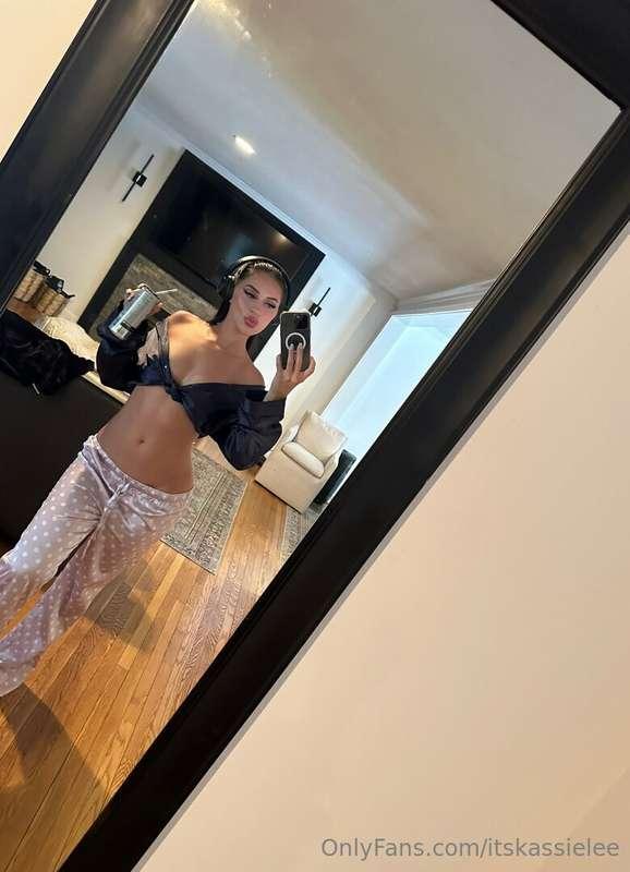 Midnight craving 🍆💋 I need a cock to suck before I sleep… wh..