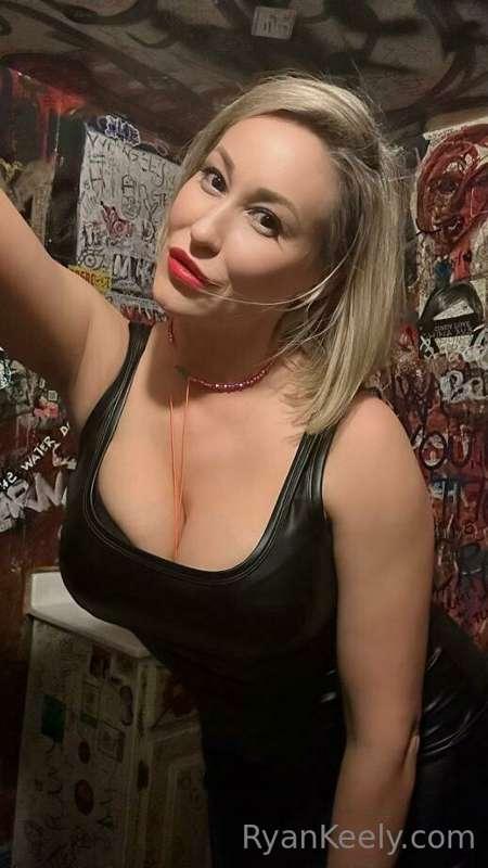 UPSKIRT SELFIES 📸

I love wearing skirts, but what I love ev..