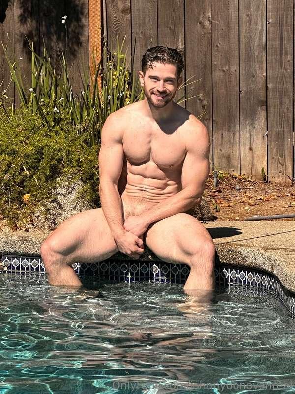 Soaking it all up under the sun ☀️🍑