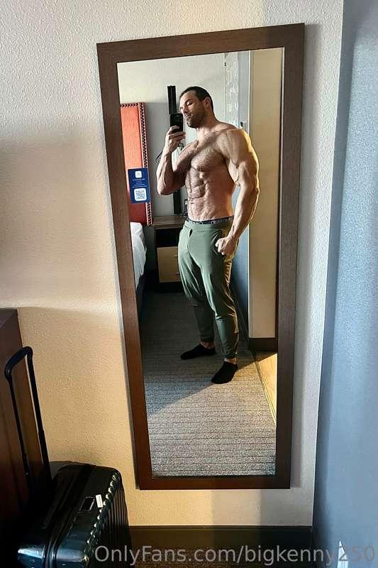 Muscle god lands in LA 🤴🏻💪🏼
