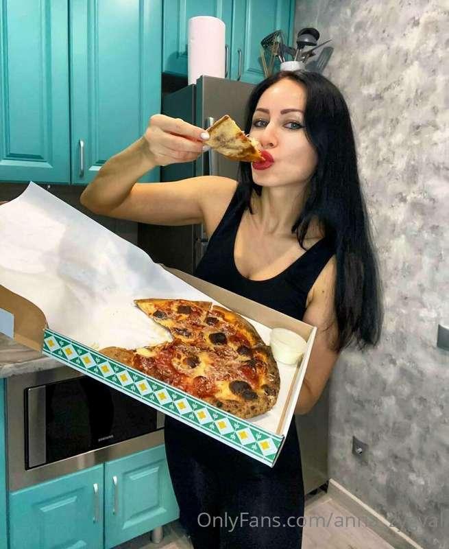 How about a hot pizza 🍕? 

Do you prefer pizza to order ? Or..
