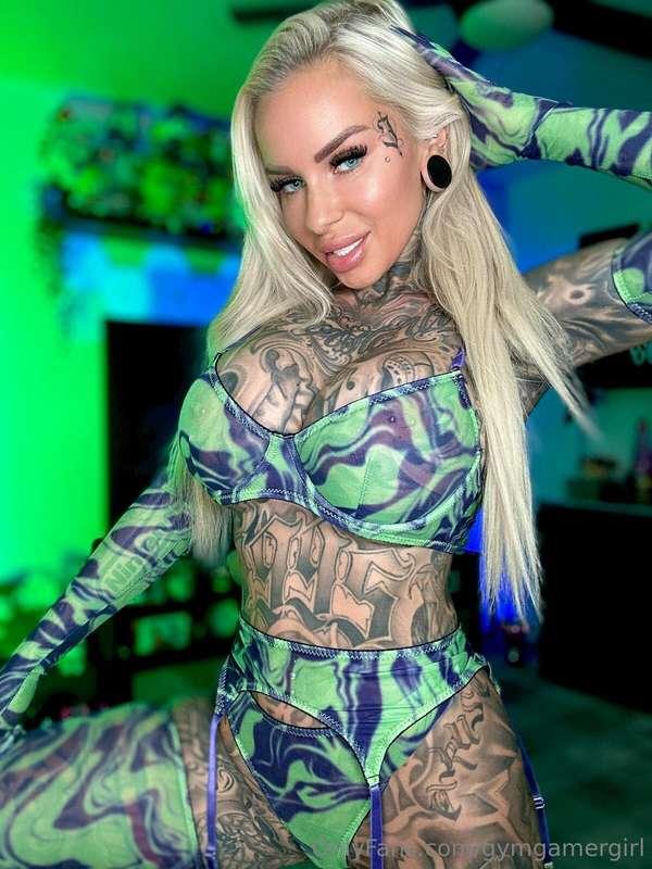 What’s your favorite way to unwind after a long day? 😘
