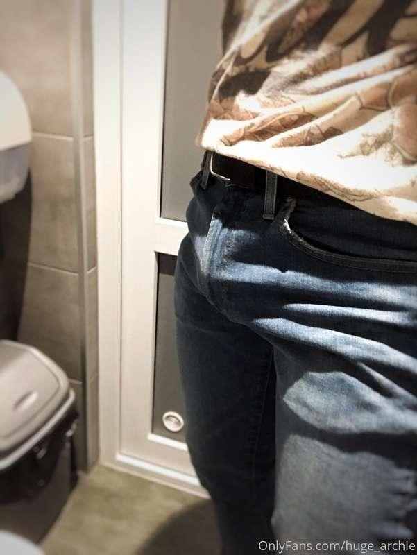 🔥 Huge jeans bulge in WC