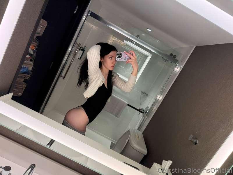 When the bathroom light is just so pretty you gotta take a l..