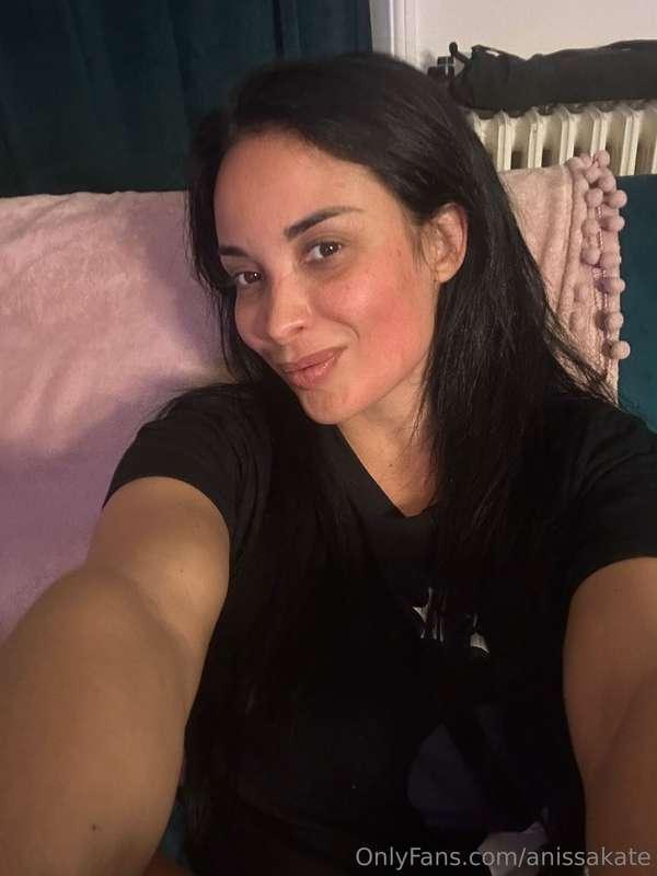 I just shot this few "No Makeup" Pics for you right now on m..